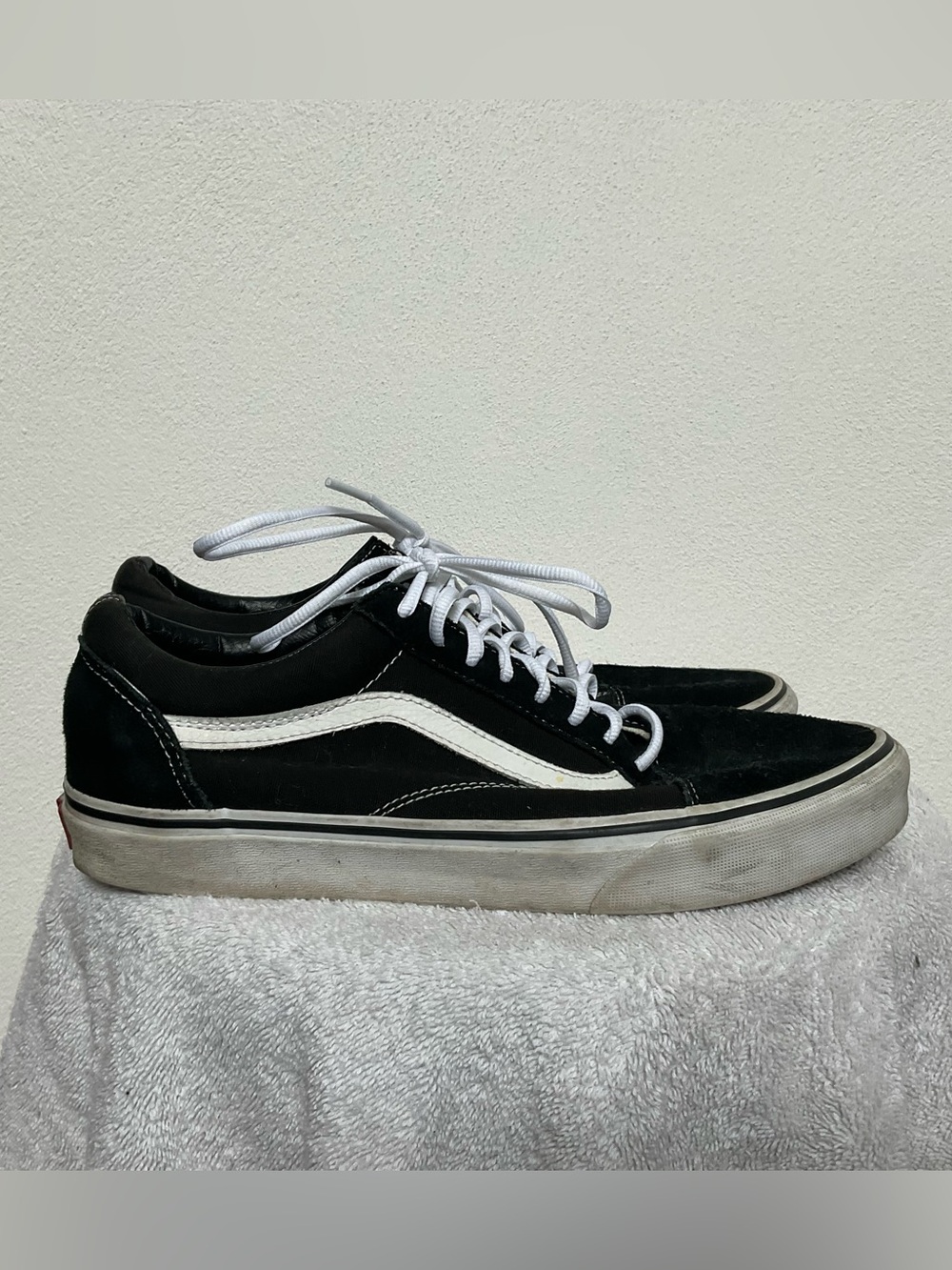 Vans Old Skool Classic Black, White Low Top Skate Sneakers Size 9.5 Men's